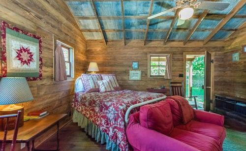 Fredericksburg House | Ada's Peach Street Hideaway - Whole House