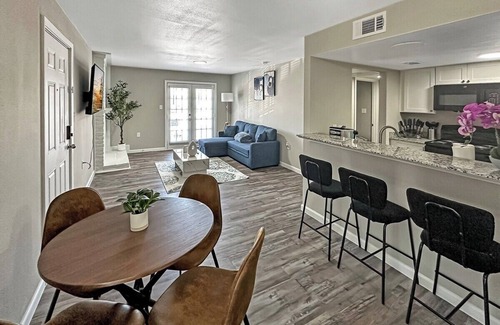 Addison Apartment | Addison, Free park, Wi-Fi, Pool and Gym