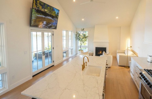 Remsen House | ADIRONDACK LUXURY LAKEFRONT OASIS WITH HOT TUB ‘NEW BUILD’