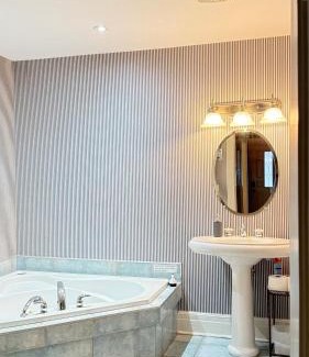 Niagara Falls House | Adorable 2-bedroom unit with jacuzzi beside falls