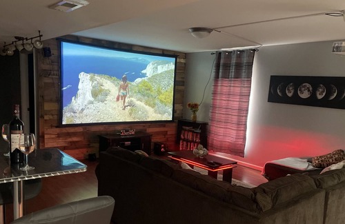 Lexington Apartment | Adorable 2 Bedroom Walk-Out with Theatre and Game Room