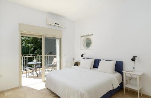 Old North Apartment | Adorable 2 bedrooms apt w Bomb Shelter next to the beach