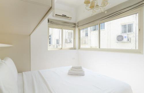 Old North Apartment | Adorable 2 bedrooms apt w Bomb Shelter next to the beach