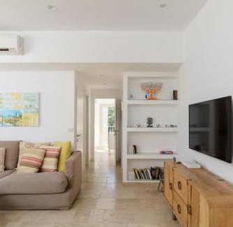 Old North Apartment | Adorable 2 bedrooms apt w Bomb Shelter next to the beach