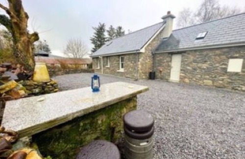Killarney Cottage | Adorable 3-bedroom cottage in Tiernaboul located 2.5 miles from Killarney Town