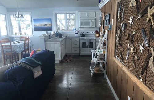 Lopez Island Cabin | Adorable beach cabin within a few steps to a secluded beach!