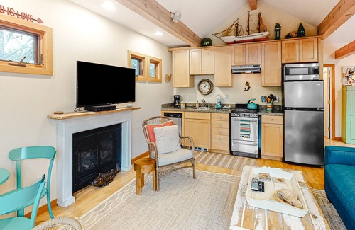 Manzanita Cottage | Adorable cabin near the beach with gas fireplace, firepit, deck, washer/dryer