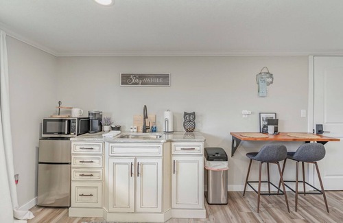 Clare Apartment | Adorable Clare, MI Guest Suite with Kitchenette & Deck!