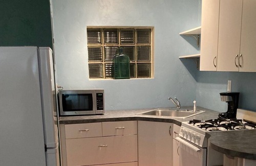 South Country Club Manor Cottage | Adorable Guest House close to dwtwn w/private yard