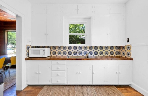 Cherrywood House | Adorable Historic Home, Super Close to UT, Moody Center, and Downtown