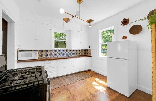 Cherrywood House | Adorable Historic Home, Super Close to UT, Moody Center, and Downtown