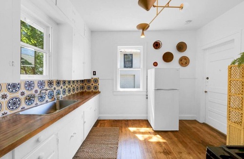 Cherrywood House | Adorable Historic Home, Super Close to UT, Moody Center, and Downtown