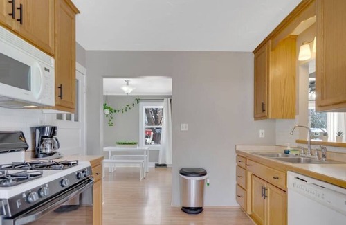 Payne - Phalen House | Adorable Home l Walk to Lake Phalen l .5 Acres