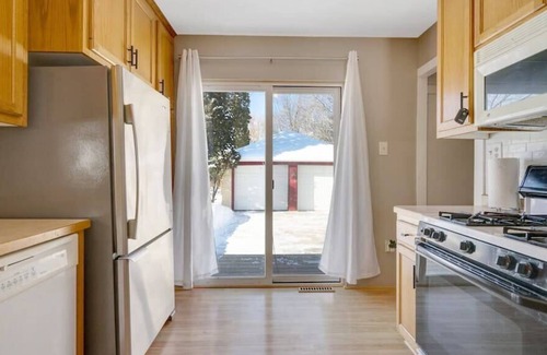 Payne - Phalen House | Adorable Home l Walk to Lake Phalen l .5 Acres