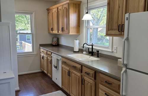 Pewaukee House | Adorable lake house retreat - steps from the lake and restaurants!