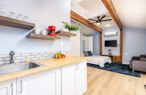 East Central Apartment | Adorable & Pet Friendly-Close to U and Downtown!