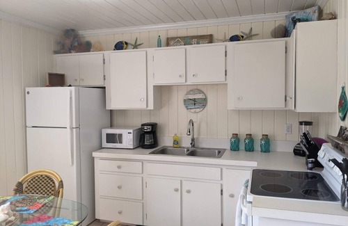 Green Turtle Cay Cottage | Adorable Pink cottage-OCEAN FRONT on Coco Bay with a dock. 25% fall discount!