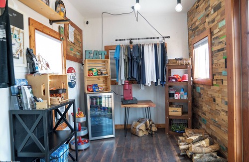 Meeker House | Adorable Tiny Home with two lofts. Both are accessible by ladder. One has a Queen mattress and the other has a Twin mattress. Home also contains a folding Full futon on main level. Sleeps: 4