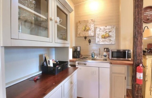 Augusta Cottage | Adorable Two-Person Bungalow nestled in the cozy town of Augusta, MO!