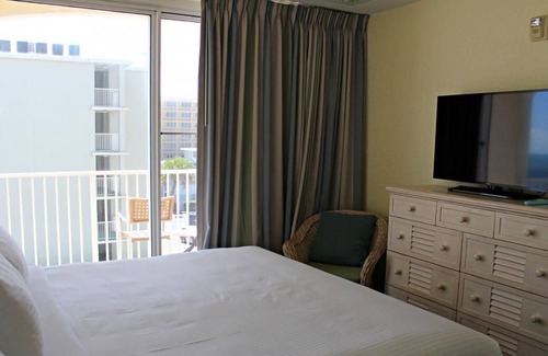 Bostroms Resort | Adventure Awaits! 4 Spacious Units, Kitchen, Beach, Pool, Shop at Volusia Mall