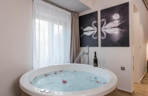 Makrys Tichos Apartment | Aequor Luxury Rooms & Apartments