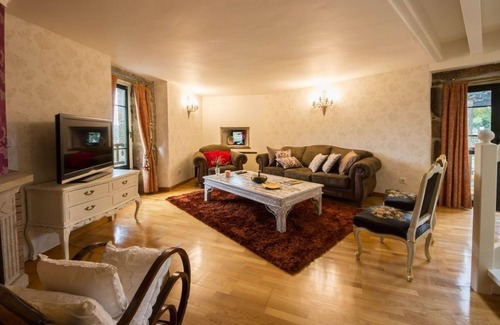 Cerdedo Villa | Affluent Mansion in Cerdedo with Private Swimming Pool