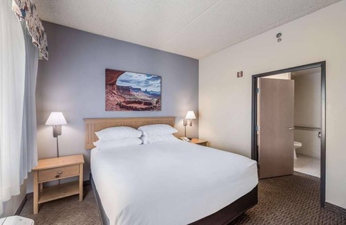 Palm Valley Hotel | Affordability Meets Comfort at Red Lion Inn Goodyear Phoenix! Free Parking