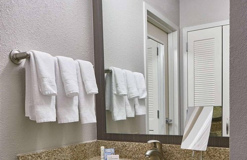 Morrisville Hotel | Affordability Meets Comfort! Two Contemporary Units, Free Airport Shuttle!