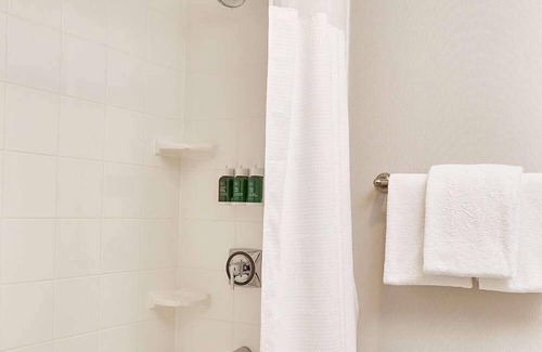 Morrisville Hotel | Affordability Meets Comfort! Two Contemporary Units, Free Airport Shuttle!