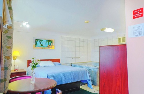 Bay City Hotel | Affordable Retreat w/Private Bath – Perfect for Exploring Bay City on a Budget