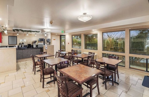 Renton Hotel | Affordable Room Near Scenic Gene Coulon Beach Park – Just 2.7 Miles!