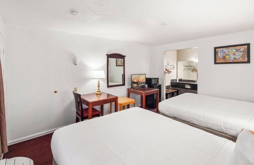 Renton Hotel | Affordable Room Near Scenic Gene Coulon Beach Park – Just 2.7 Miles!