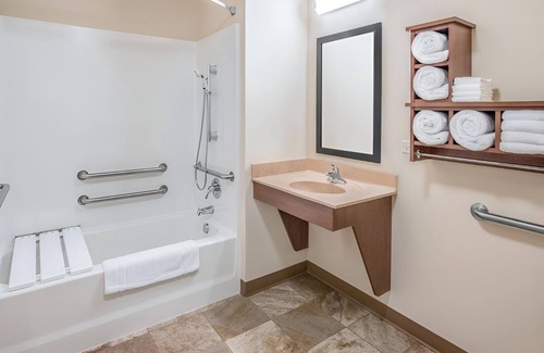 Berwick Hotel | Affordable Room with Full Amenities Near I-35, Ankeny Art Center & Cascade Falls