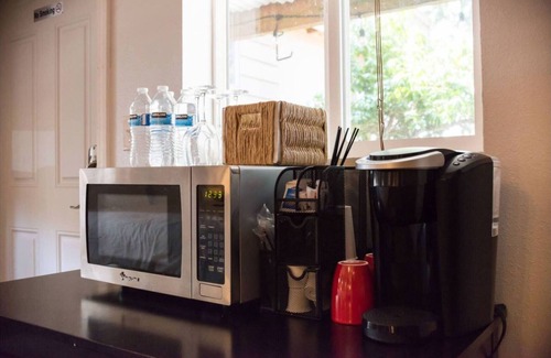 Des Moines Apartment | Affordable Studio, Pet Friendly, Near Airport