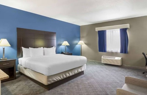 Mundelein Hotel | Affordable Suburban Stay with Complimentary Breakfast Near Area Shopping