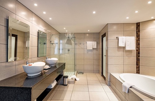 White River Hotel | African Sky Hotels - Pine Lake Inn