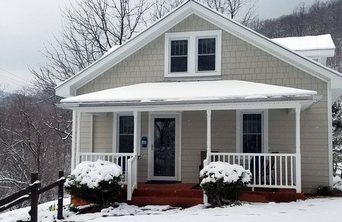 Afton House | Afton Station Cottage -Beautifully Renovated Blue Ridge Scenic Historic Setting