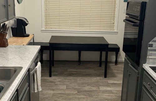 Windover East House | AggieLand Vacation House! Charming 3-BR 2-BA only 3 miles from Texas A&M Campus