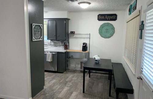 Windover East House | AggieLand Vacation House! Charming 3-BR 2-BA only 3 miles from Texas A&M Campus