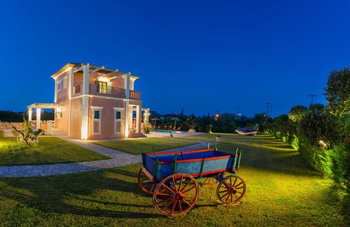 Vanato Villa | Agro Art boutique & luxury Villa with Pool, Unique Decors & a Play area Option