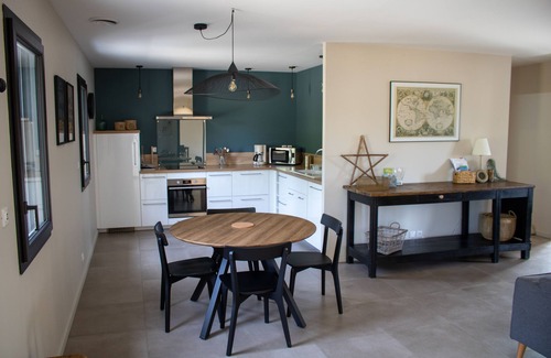 Laval-Saint-Roman Apartment | Aiguèze, Gîte N°5 air-conditioned with swimming pool