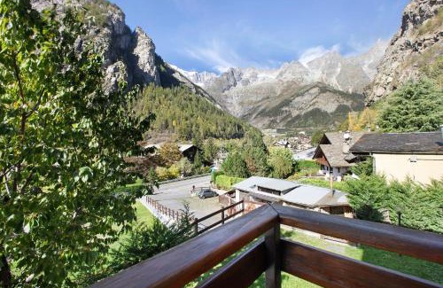 Courmayeur Apartment | Aiguille Noire La Maison de Courma