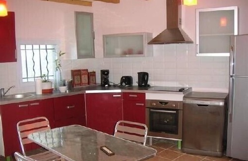 Eyragues Apartment | Air-conditioned apartment with swimming pool EYRAGUES in lush greenery