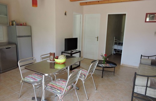 Eyragues Apartment | Air-conditioned apartment with swimming pool EYRAGUES in lush greenery