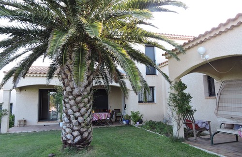 Eyragues Apartment | Air-conditioned apartment with swimming pool EYRAGUES in lush greenery