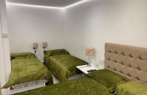 Yeading Bed & Breakfast | Air Conditioned Modern Double Bed Room with Private Attached Bathroom - FREE Parking - Near London Heathrow Airport & Southall Broadway