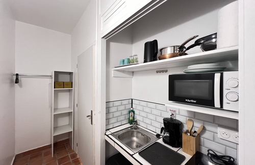 Tartane Apartment | Air-conditioned studio with separate bathroom