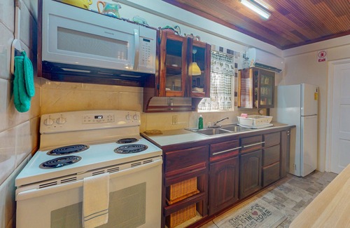 San Pedro House | Air-conditioned suite with WiFi and a shared pool/terrace - walk to the beach