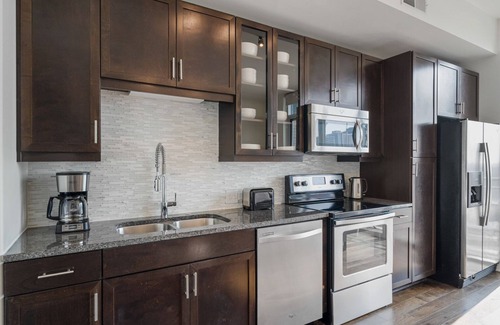 Waller Creek District Apartment | Airy Downtown Austin 1BR w/Gym, Pool & W/D, nr Rainey St, by Blueground