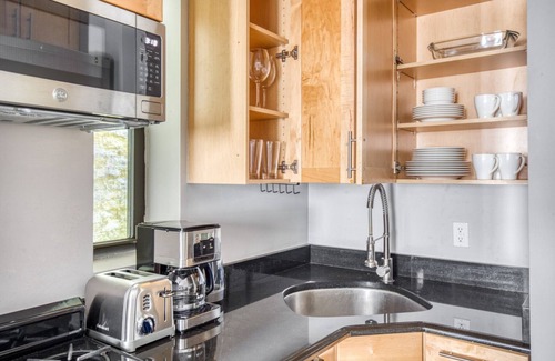 Peter Cooper Village Apartment | Airy Kips Bay 1BR w/Elevator & W/D, near MSQ Park & 6, by Blueground